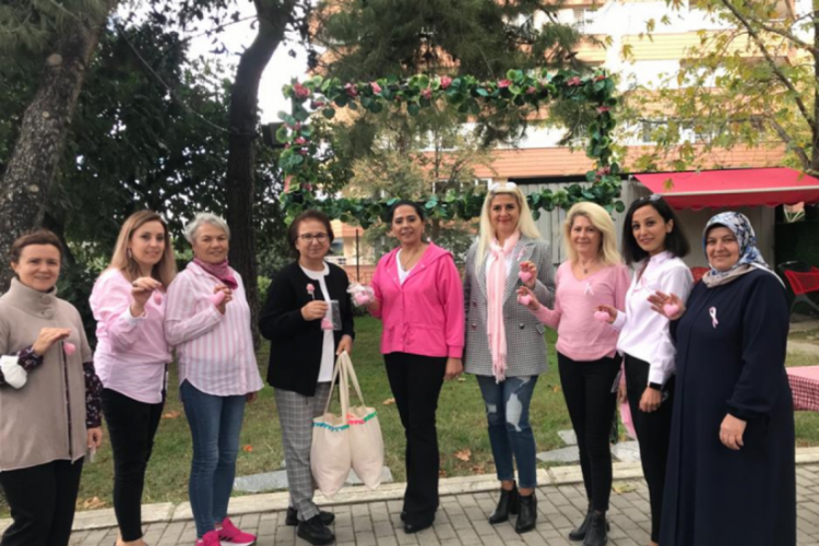 Bursa'da g&ouml;n&uuml;ll&uuml; kadınlar kanser hastaları i&ccedil;in anahtarlık &ouml;rd&uuml;