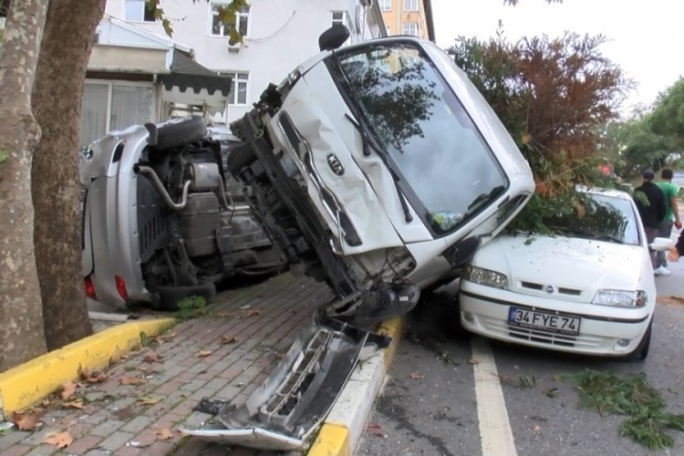 İstanbul Sarıyer'de freni boşalan kamyonet 4 araca &ccedil;arpıp durdu