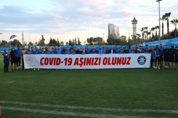 Adana Demirsporlu futbolcular korona vir&uuml;s aşılamalarına destek