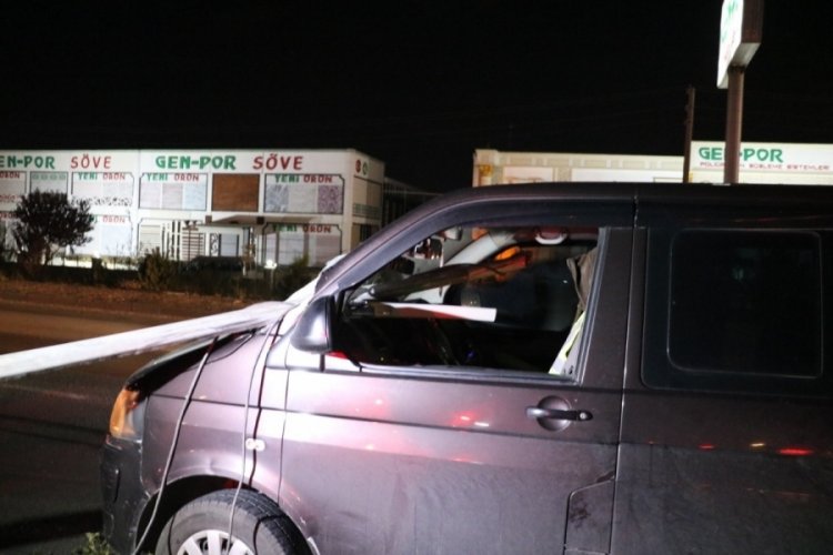 Akıllara durgunluk veren kaza: Elektrik direği iki araca çarpıp, bir minibüsün ön camından girdi