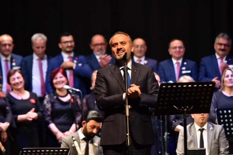 Bursa'da Muhtarlar Korosu'nun solisti Başkan Aktaş oldu