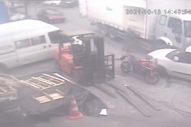 İstanbul Bağcılar'da freni boşalan kamyonu tutarak durdurmaya çalışınca ayakları ezildi