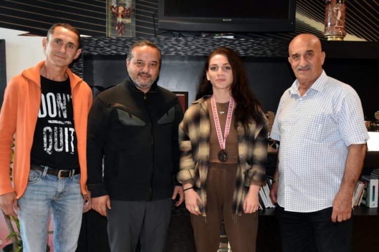 Bursa&nbsp;Nilüferspor Kulübü Başkanı Varlık, Türkiye üçüncüsü boksör Melisa Kaplan'ı tebrik etti