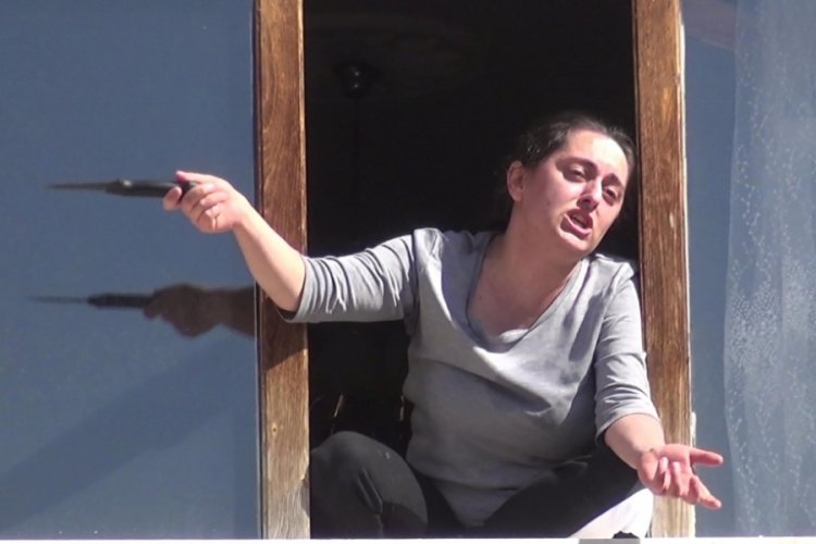 Erzurum'da uzaklaştırmayı ihlal eden kocasına kızıp, eşyaları pencereden attı