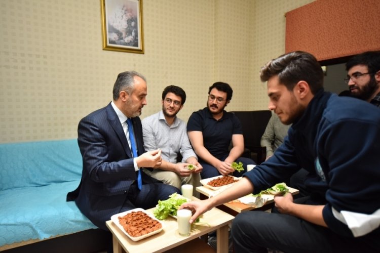Bursa'da &uuml;niversiteliler su indirimini &ccedil;iğ k&ouml;fte partisiyle kutladı