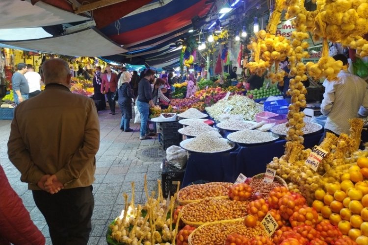 Bursa'da vatandaşlar pazara akın etti