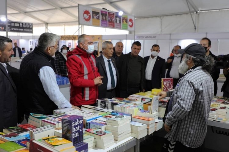 Bursa Gemlik Belediye Başkanı Sertaslan Kitap Fuarı'nı ziyaret etti