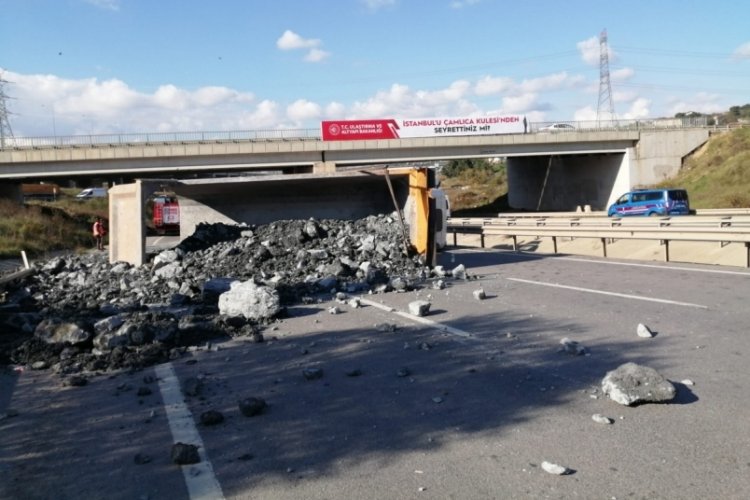 İstanbul Sancaktepe'de hafriyat kamyonu yan yattı; yol trafiğe kapandı