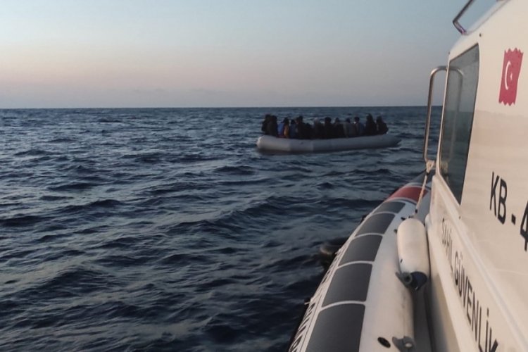 İzmir &Ccedil;eşme'de 25 ka&ccedil;ak g&ouml;&ccedil;men kurtarıldı