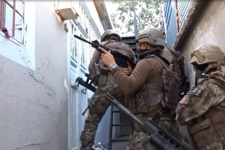 Adıyaman'da uyuşturucu tacirlerine operasyon: 18 g&ouml;zaltı