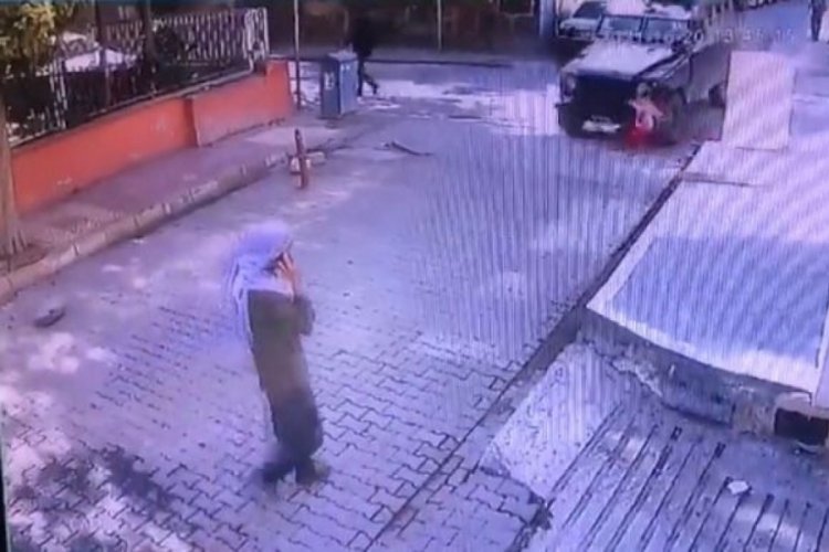 Zırhlı polis aracının altında kalan 5 yaşındaki &ccedil;ocuk ağır yaralandı