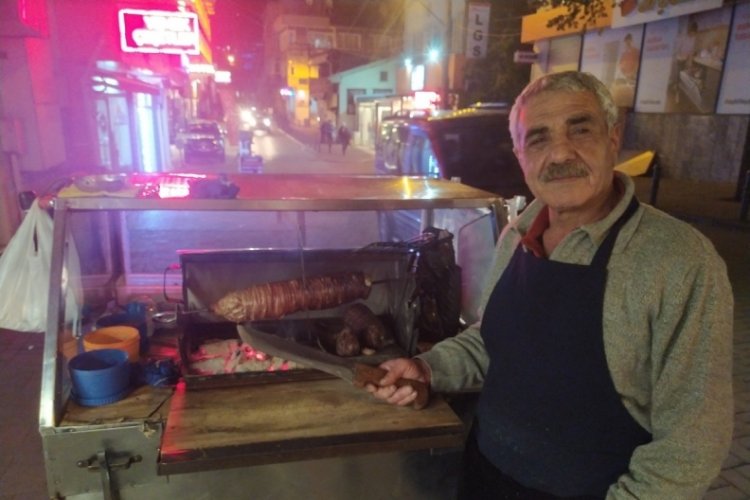 Bursa'da 42 senedir bu kaldırımdan ayrılmadı
