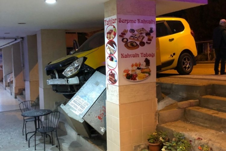 Bursa'da hızını alamayan taksi kafeye girdi