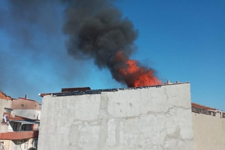 İstanbul'da bulunan binanın &ccedil;atısında &ccedil;ıkan yangın korkuttu