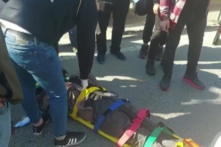 İstanbul'da yolun karşısına ge&ccedil;en yaşlı adama araba &ccedil;arptı