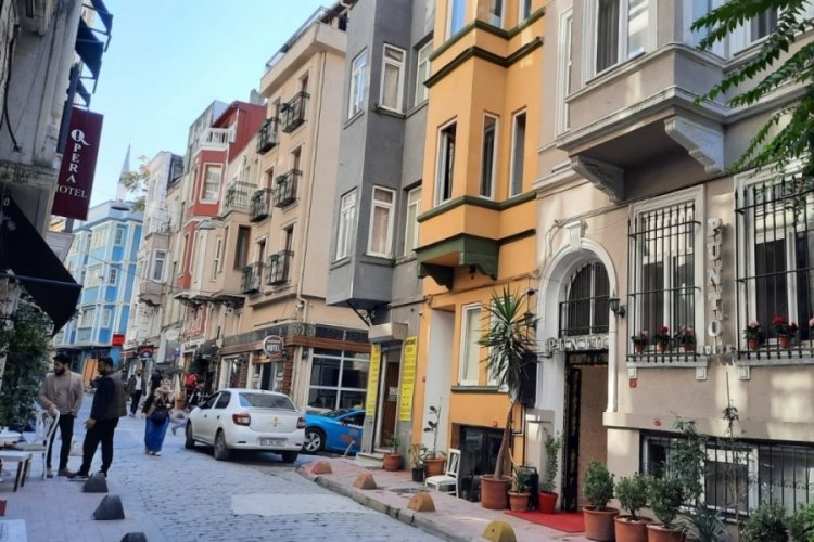 İstanbul'da akılalmaz olay! Telefon &ccedil;alıp, pencereden ka&ccedil;arken d&uuml;şerek yaralandı