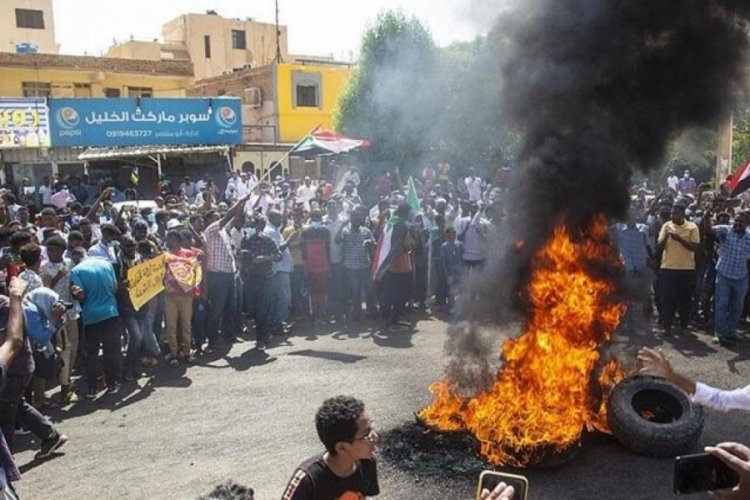 Sudan'da halk sokaklara &ccedil;ıkarak ayaklandı