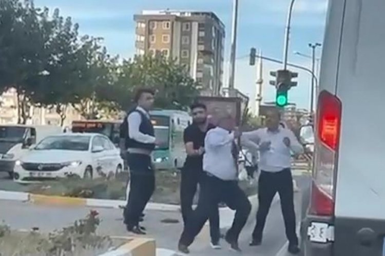 Şanlıurfa'da otob&uuml;s şof&ouml;r&uuml;, yol verme tartışmasında minib&uuml;s&uuml;n &ouml;n&uuml;n&uuml; kesip sopayla saldırdı