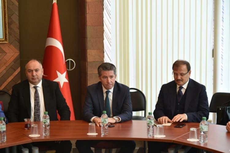 Bursa Milletvekili Hakan &Ccedil;avuşoğlu, Paris'te temaslarını s&uuml;rd&uuml;rd&uuml;