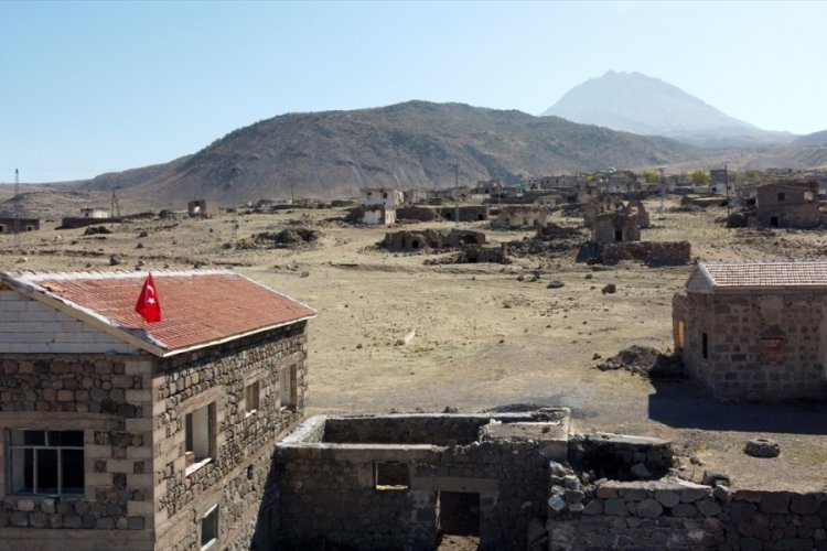 Su &ccedil;ıkmadığı i&ccedil;in boşaltılan k&ouml;yde aylardır tek başına yaşıyor