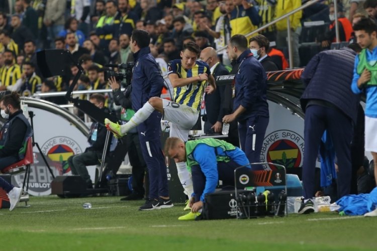 Oyundan &ccedil;ıkan Mesut &Ouml;zil adeta &ccedil;ıldırdı
