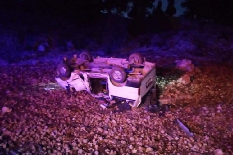 Hafif ticari ara&ccedil;, şarampole yuvarlandı, 2 kişi yaralandı