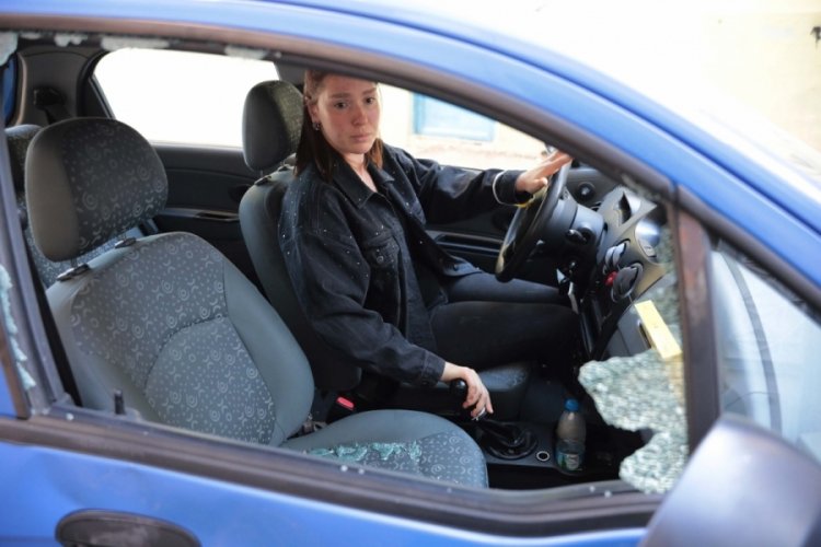Gaziantep'te &ouml;l&uuml;mle tehdit eden kocası, otomobilinin camlarını kırdı