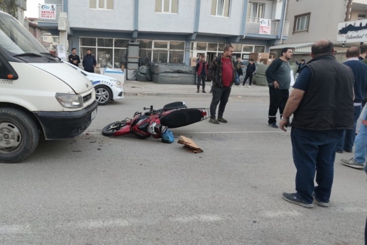 Bursa'da kamyonet ile çarpışan motosikletin sürücüsü yaralandı