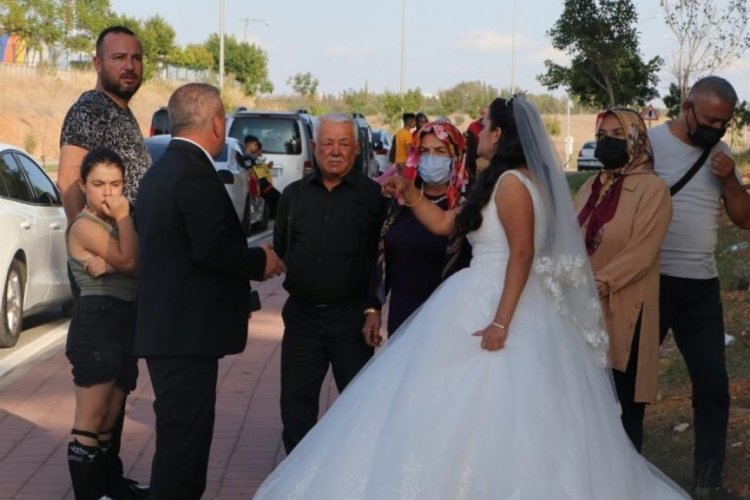 Adana'da evlenen &ccedil;iftin d&uuml;ğ&uuml;n g&uuml;nlerini k&acirc;busa &ccedil;evirdiler