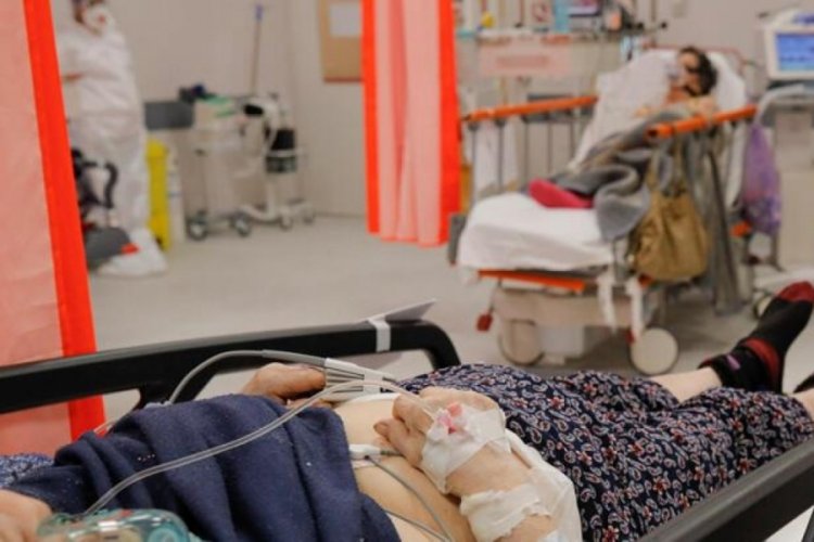 Romanya koronavir&uuml;s &ouml;l&uuml;mlerinde d&uuml;nyada ilk sıraya yerleşti