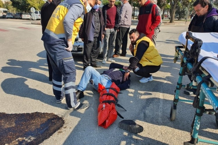 Bursa'da otomobil ile &ccedil;arpışan motosikletin s&uuml;r&uuml;c&uuml;s&uuml; yaralandı