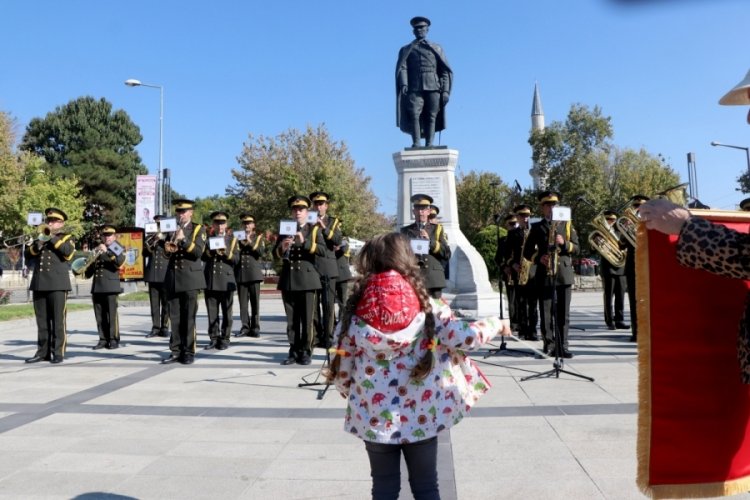 Edirne'de kolordu bandosunun konserinde Asya şeflik yaptı