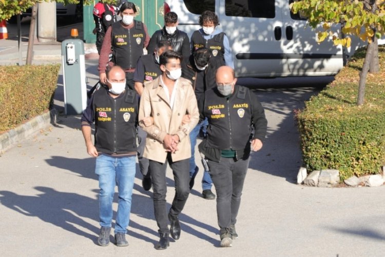 Kavgayı ayırmaya &ccedil;alışan arkadaşını &ouml;ld&uuml;rd&uuml;