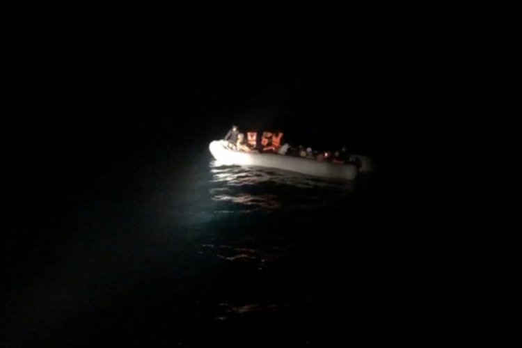&Ccedil;anakkale G&ouml;k&ccedil;eada'da 38 ka&ccedil;ak g&ouml;&ccedil;men kurtarıldı