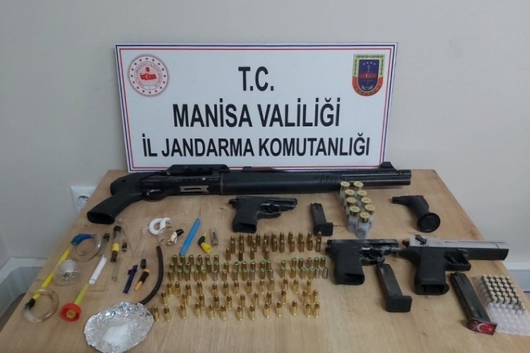 Manisa'da 5 ş&uuml;pheli uyuşturucu ve ruhsatsız silahlarla yakalandılar