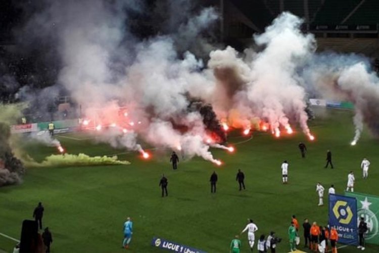 Saint Etienne-Angers maçında ortalık karıştı