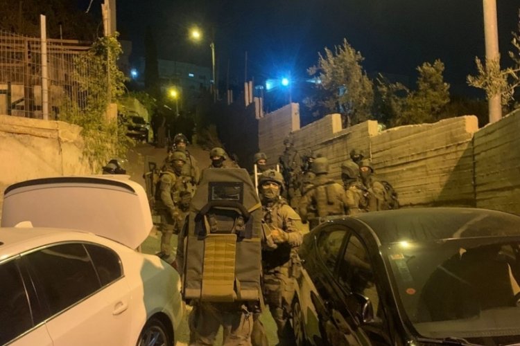 İsrail askerleri, 5 Filistinliyi g&ouml;zaltına aldı