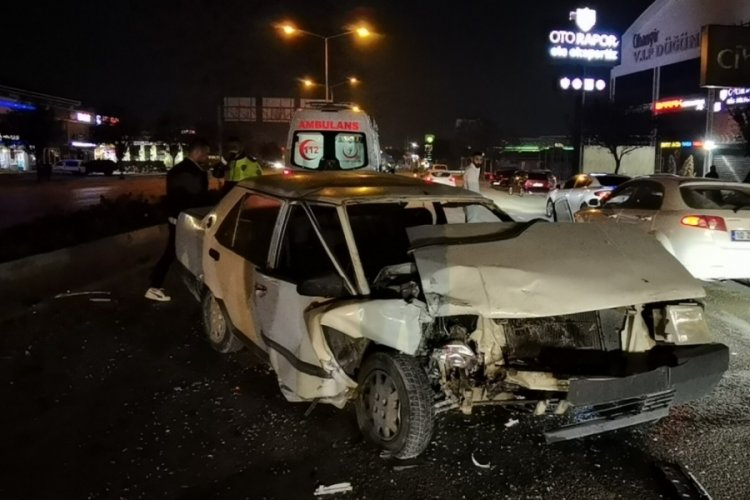 Bursa'da feci kaza! Yaralanan sürücü aracını düşündü