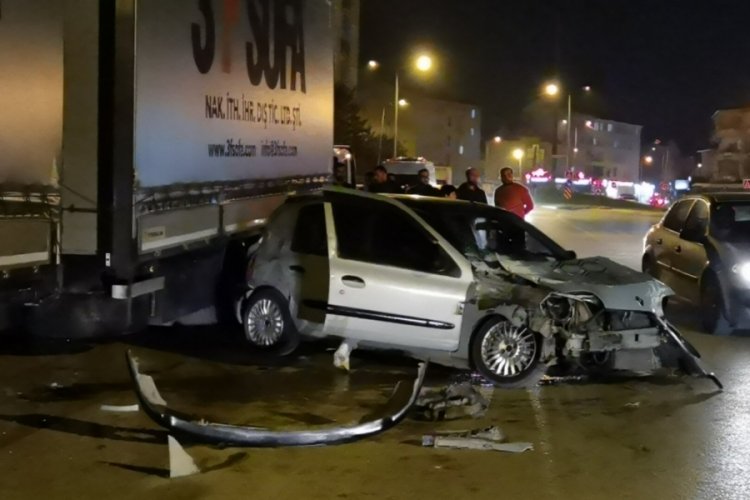 Bursa İnegöl'de tıra çarpan otomobilin sürücüsü yaralandı
