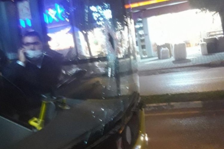 Bursa'da halk otobüsünün camını kıran saldırgan kamerada!