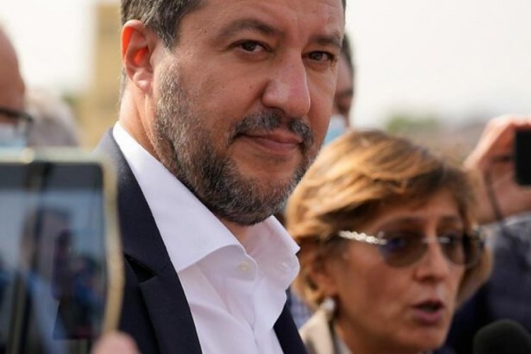 Salvini, göçmenleri denizde mahsur bırakmaktan ötürü yargılanıyor