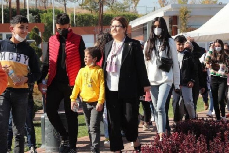 Bakan Yanık, SED hizmetinden yararlanan &ccedil;ocuklarla bir araya geldi