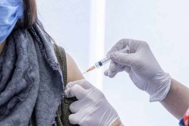 İki doz Sinovac aşısı olanlar i&ccedil;in 3. dozu bekleme s&uuml;resi yeniden d&uuml;ş&uuml;r&uuml;ld&uuml;