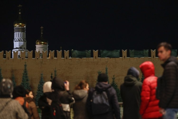 Kremlin'in burcu yıkıldı, Kızıl Meydan ziyarete kapatıldı