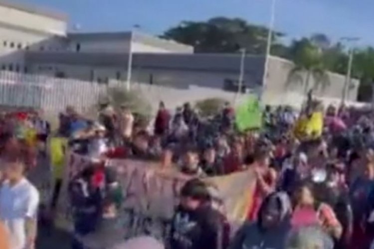 Meksika'da g&ouml;&ccedil;menlerden protesto y&uuml;r&uuml;y&uuml;ş&uuml;