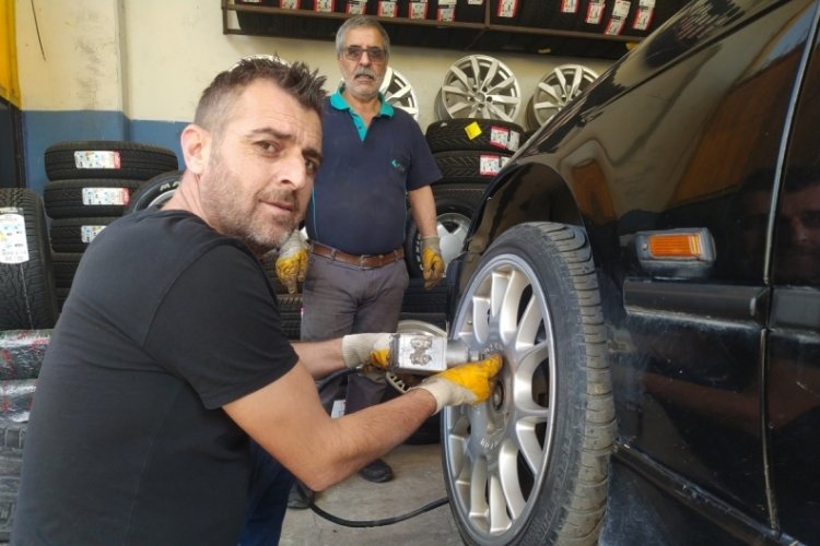 Bursa'da havaların soğumasıyla lastik&ccedil;ilerin mesaisi başladı