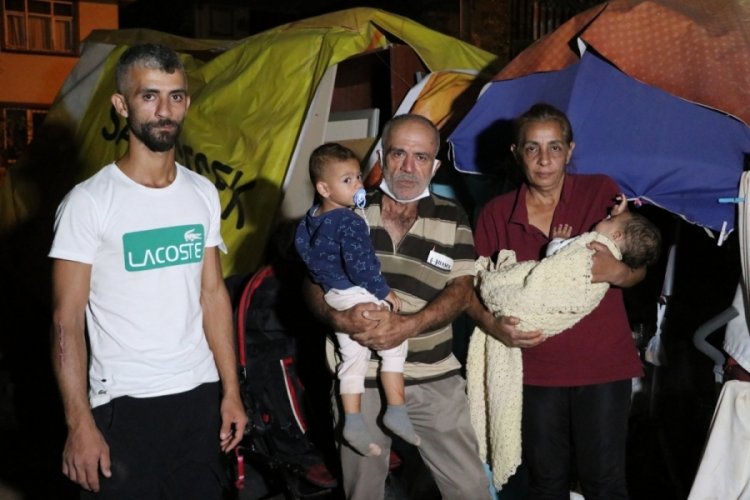 7 kişilik aile, kira borcundan dolayı 2,5 aydır boş araziye kurdukları çadırda yaşıyor