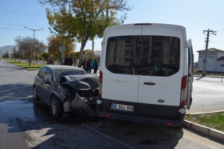 Öğrenci taşıyan minibüs kaza yaptı: 10 yaralı