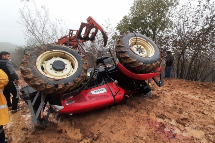 Çamurlu yolda devrilen traktörün sürücüsü hayatını kaybetti