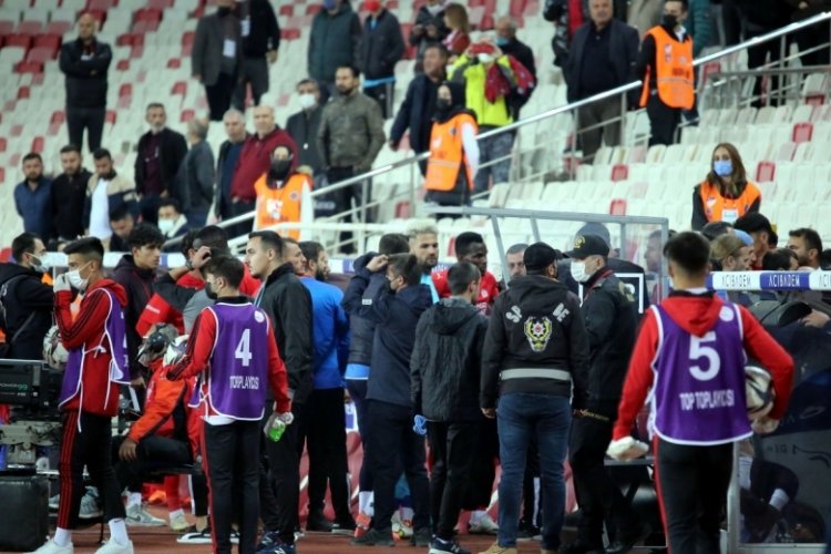 Sivasspor-Adana Demirspor, ma&ccedil;ı bitiminde t&uuml;nelde tartışma yaşandı
